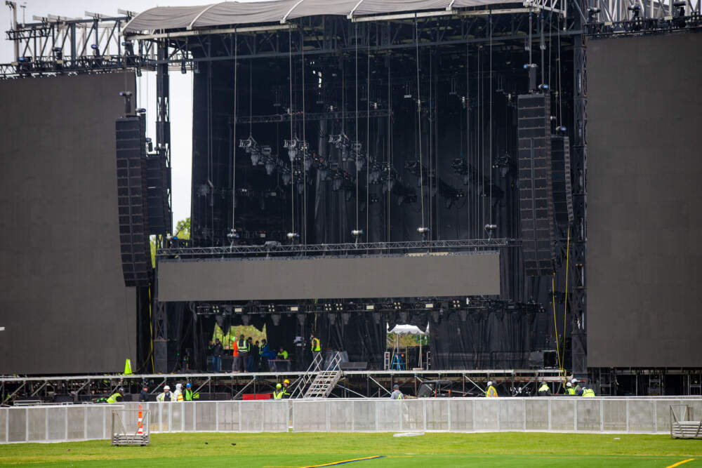 like-a-giant-lazy-suana,-boston-calling-debuts-fresh-rotating-stage