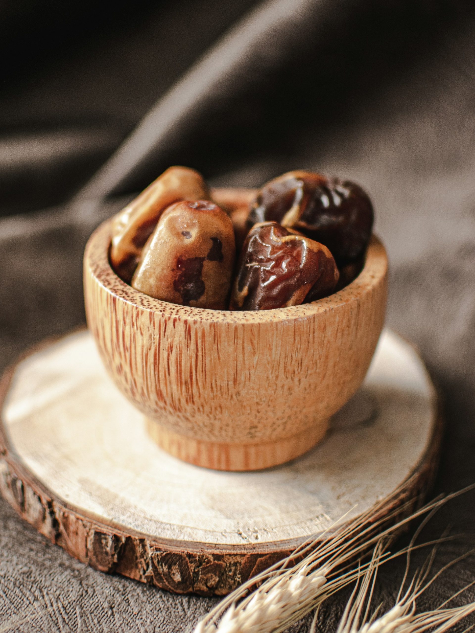 Benefits of the eating dates in the winter in the morning