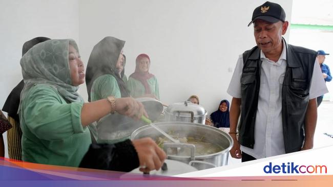 Gibran Bareng Wamensos reviews the fishing village of Sejahtera in Indramayu