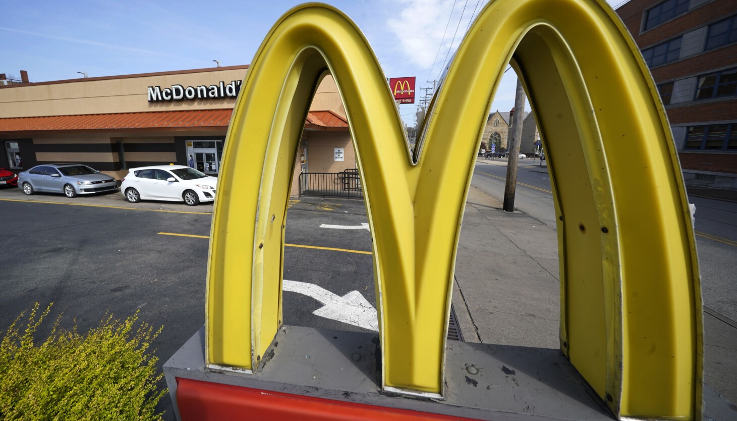 mcdonald’s-planea-contratar-a-375,000-trabajadores-este-verano,-14,000-en-illinois