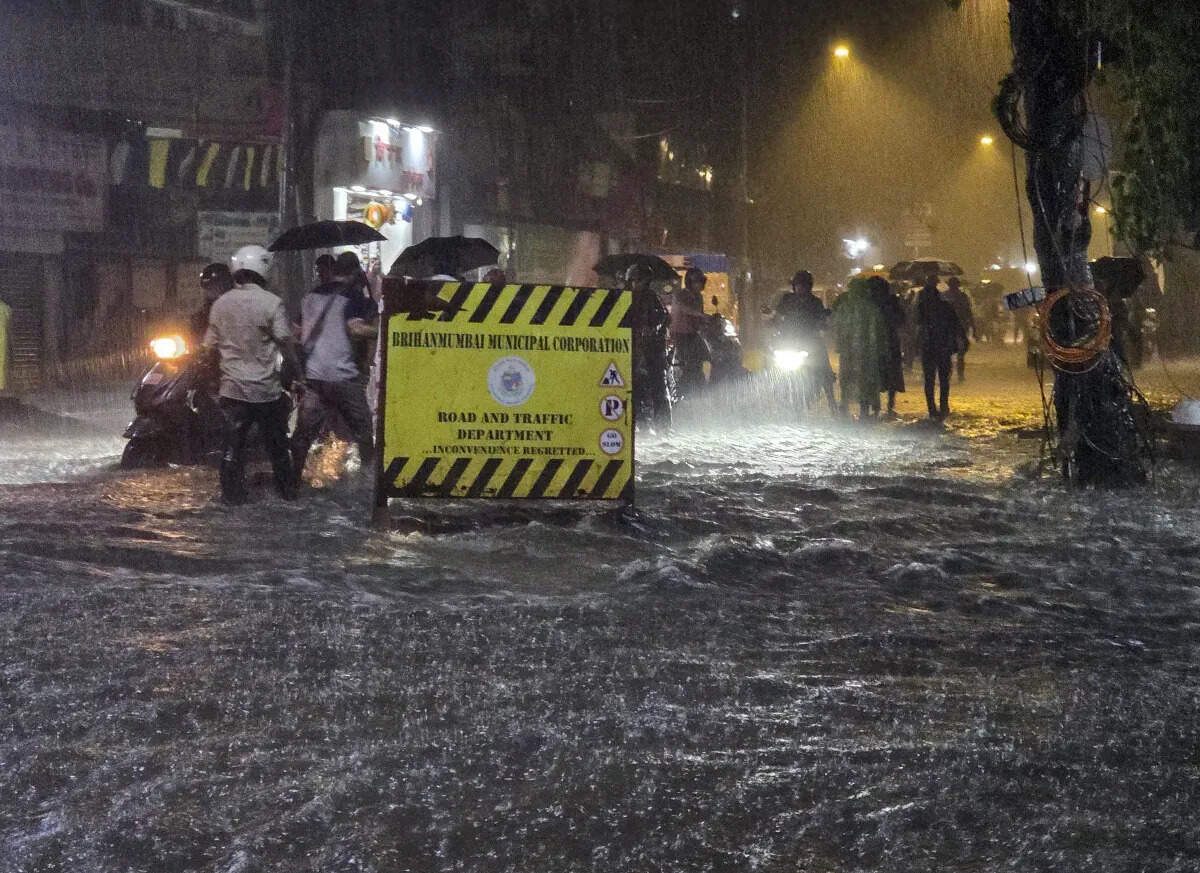Traffic disrupted due to heavy rains in Mumbai, Dark Subway closed, IMD predicted rain for the next few days