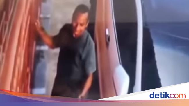 Thugs in residents of Medan Palak parking in front of the car in their own home
