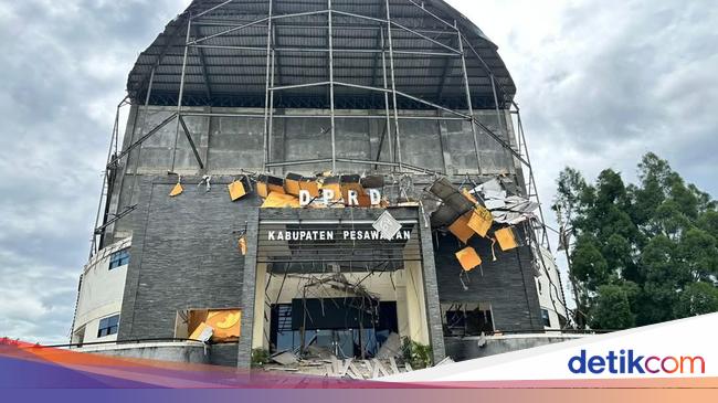 The roofs of the Pesawaran Lampung Dprd building collapsed, 1 Satpol PP Luka