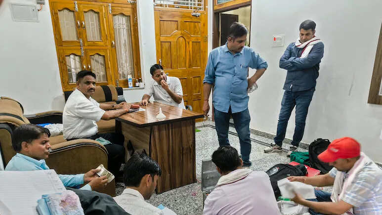 ACB arrested the PWD engineer red with Rs 3 lakh, hidden money under the skin