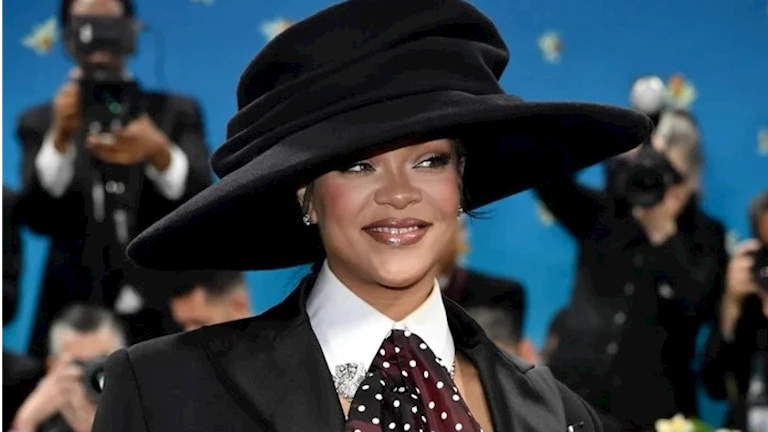 بالفيديديو.-ريهانا-تعلن-عن-حملها-الثالث-في-حفل-met-gala-2025