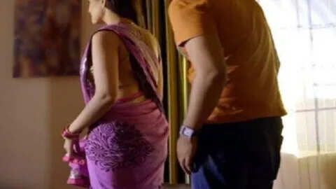 Aunty was beautiful, cousin, one started Guptagu, then the other came into the touch, the uncle in his eyes …