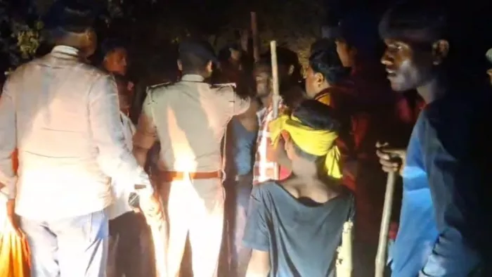 Violent clashes between two towns in Saran, Lathi-Sticks and Brick Stones, DM and SSP have severely exacerbated the leading Saran News Vioilent clash between two towns in Manjhi sticks and bricks