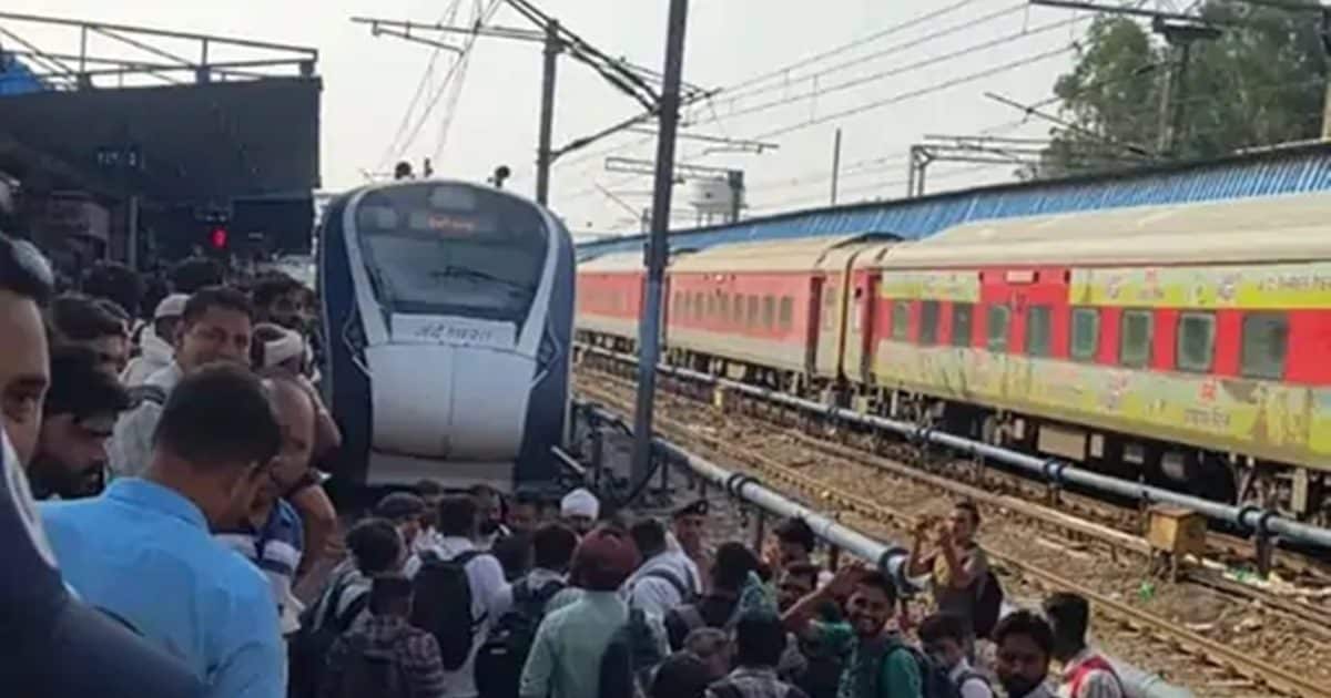 DEAR BHARAT -train: UPOAR AT AMBALA RAILWAY STATION IN HARYANA, VAN BHARAT -train stop, passengers stuck the track