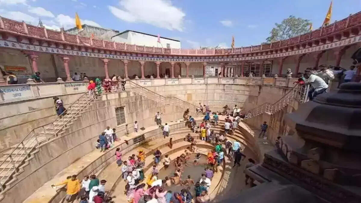 In this sacred pool near Khatu Shyam -Temple, your child’s happiness meets, the secret of never -ending water in rare footage
