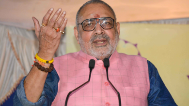 A person who loves the country will never call a traitor of foreign affairs: Giriraj Singh