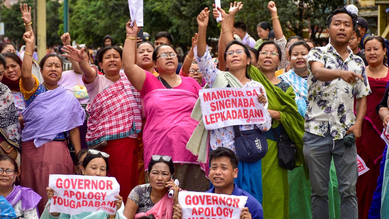 Manipur News: 8 injured after police smoke bombs, tear gas on protesters who march in the direction of Raj Bhawan | Today news