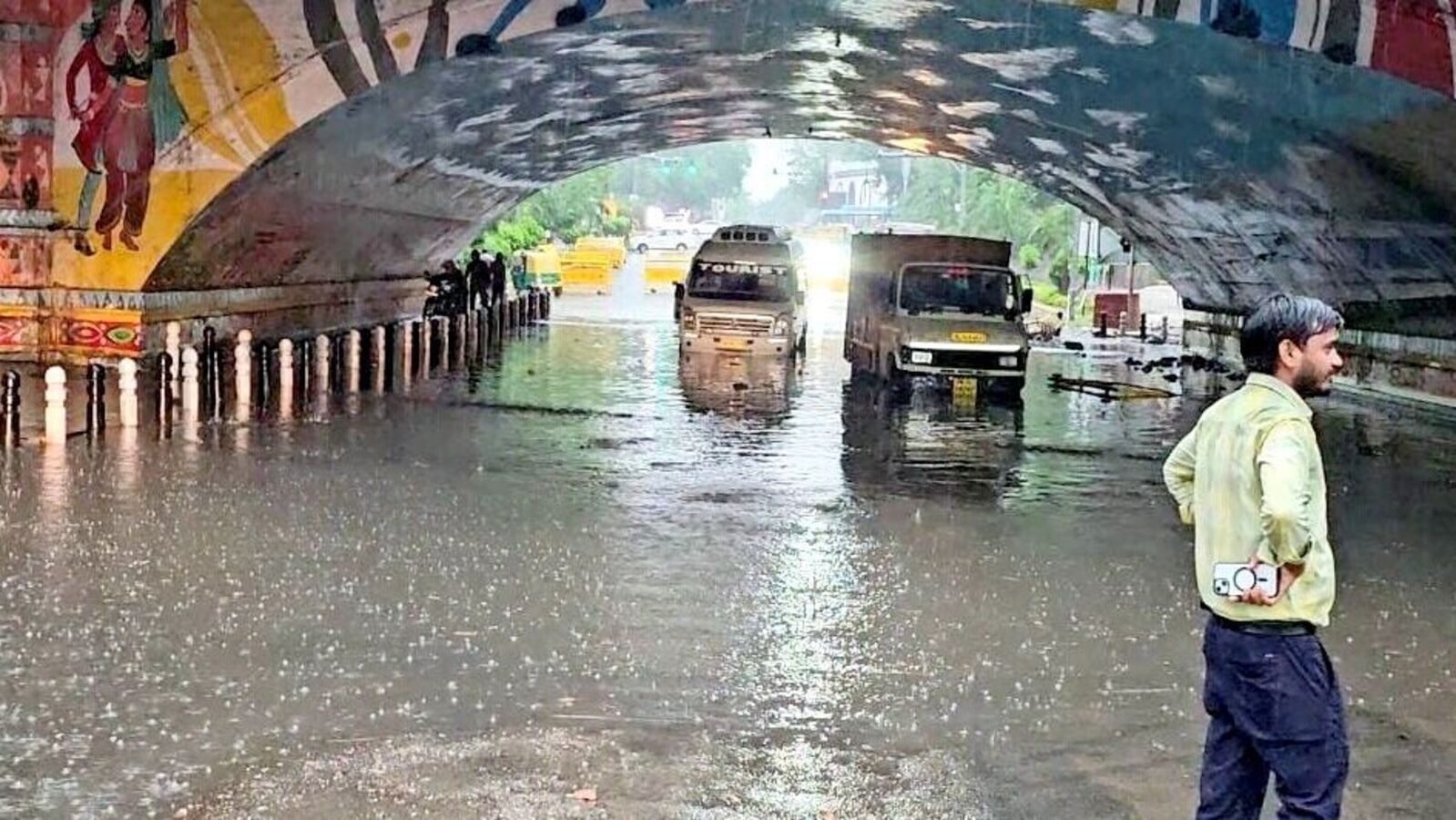 Minto Bridge flooding: Delhi Govt suspends Junior Engineer, Seek Explanations | Today news