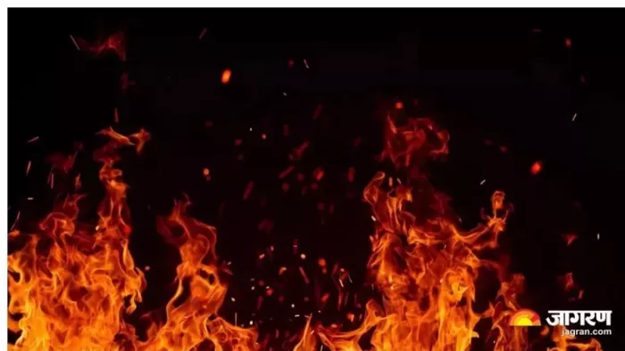 Fire burns at an e-card loading station in Delhi, traumatic death of two; Char Scorch