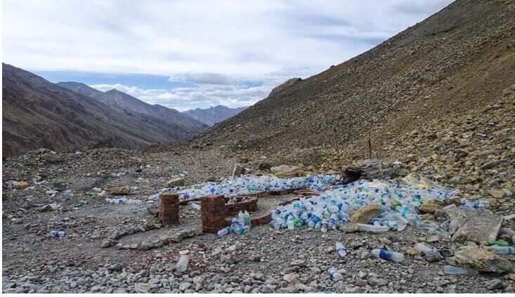 On this road, the wheels of vehicles stop ghosts, cigarettes and drink alcohol.