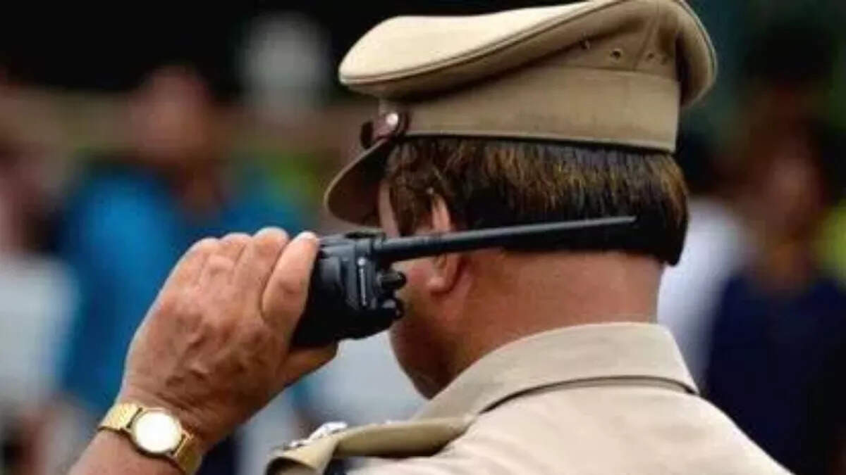 I am the dsp of mumbai crime branch … and rs 4,00,000 from a woman for fraud