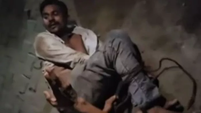 The boy -in -law was beaten as soon as he reached his in -laws, he met his wife who lives in the girl … The family tied up and beaten -the boy in the right hostage and the wife of Wifes family.