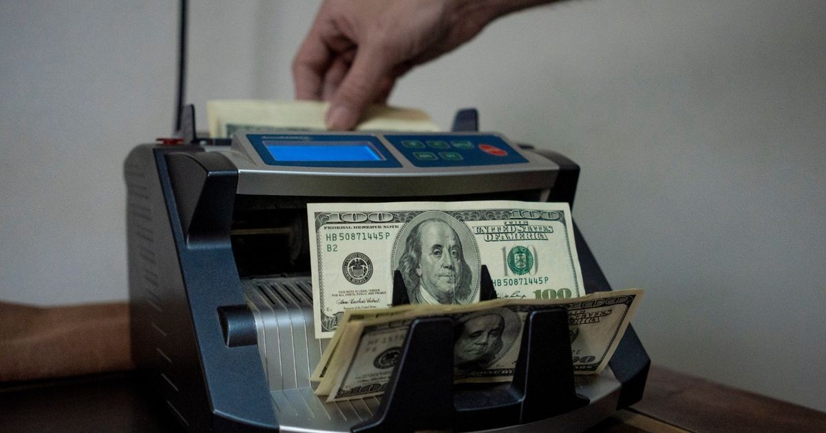 The dollar drops with the rise in trading currencies thanks to the postponement of US fees