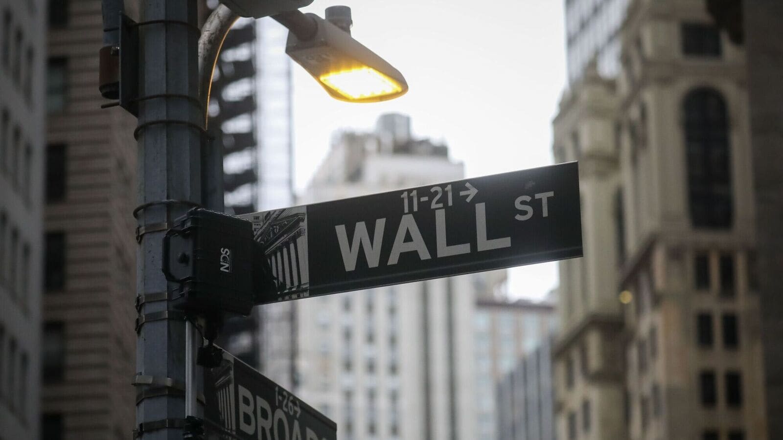 Investors step into ETFs at record rate despite the turmoil of the market