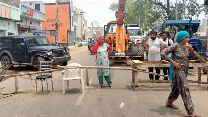Bhiwani News: Anger of people bursting for water, jam on mini -zeal; Driver got upset – Bhiwani -water crisis residents block road over water shortage