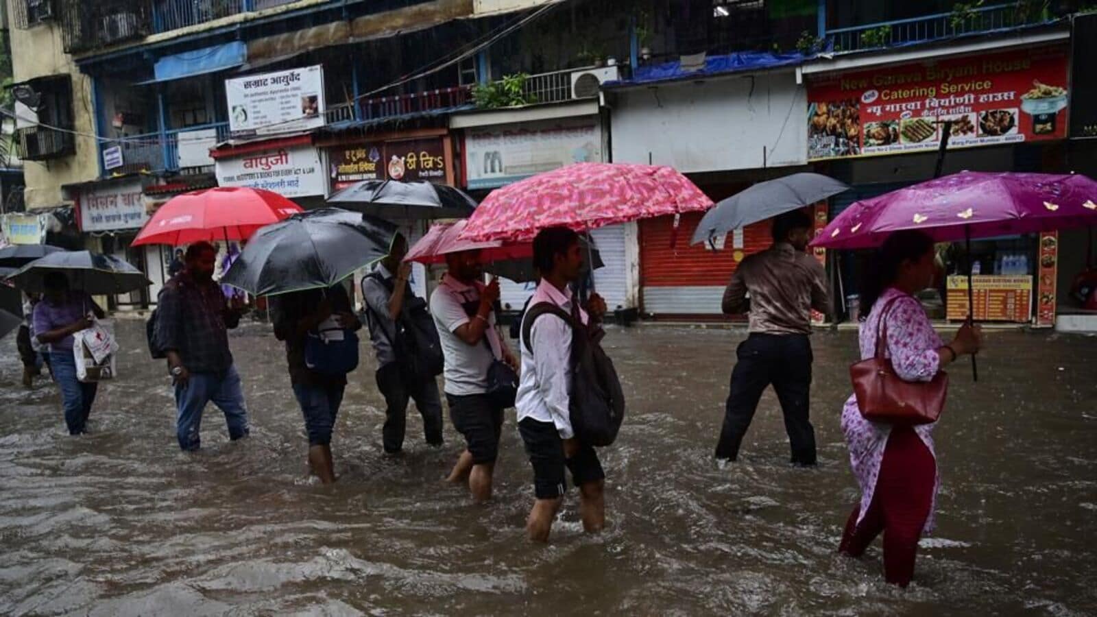 Mumbai on red warning after heavy rain, suspend floodwaters subway operations; Cause traffic clippings, weakening | Today news