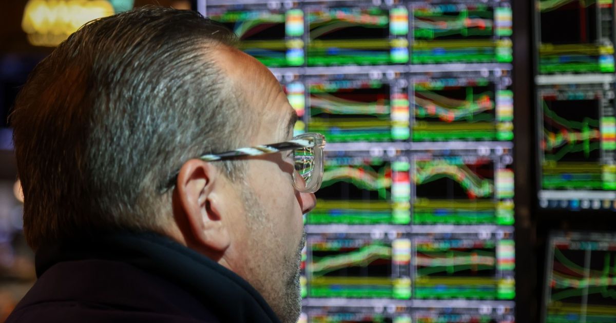 A collective height of Asian currencies amid a wide weakness of the dollar