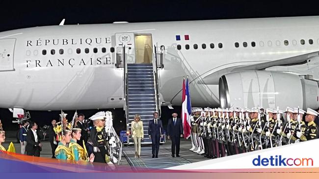 French President Macron arrived in Indonesia, welcomed by the Foreign Minister