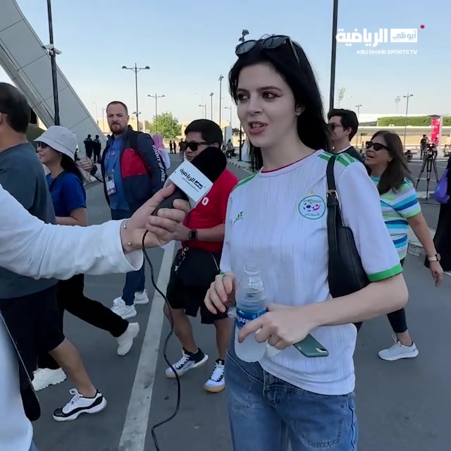 مشجعة-من-الجزائر-في-الدوحة.-تتوقع-فوز-منتخبها-في-كأس-أفريقيا-الليلة-وتسجيل-محر-…