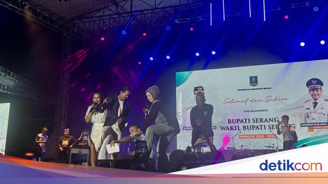 Regents Serang holds a happy party with the people, many artists