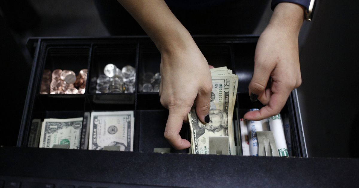 Standard Charterd: The dollar could face a significant drop in 2026