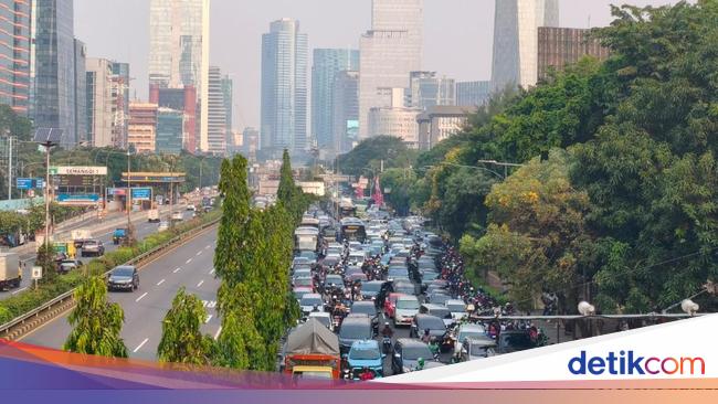 Ayu’s story was trapped in a traffic jam this afternoon, from Slipi to Mampang Prapatan 2.5 hours