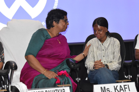 The National Women’s Commission honored the sour attack survivor ‘khiki’