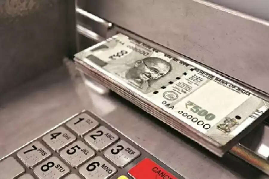 500 notes were kept in the 100 tray of the ATM, people have over 8 lakh cash, heavy financial