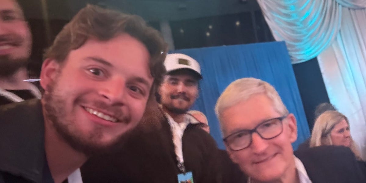 i-witnessed-buffett’s-bombshell,-took-selfies-with-cook-dinner,-clinton