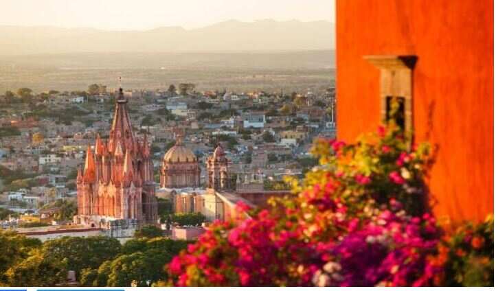 In this street of Mexico only these lover couples come to work, the line remains