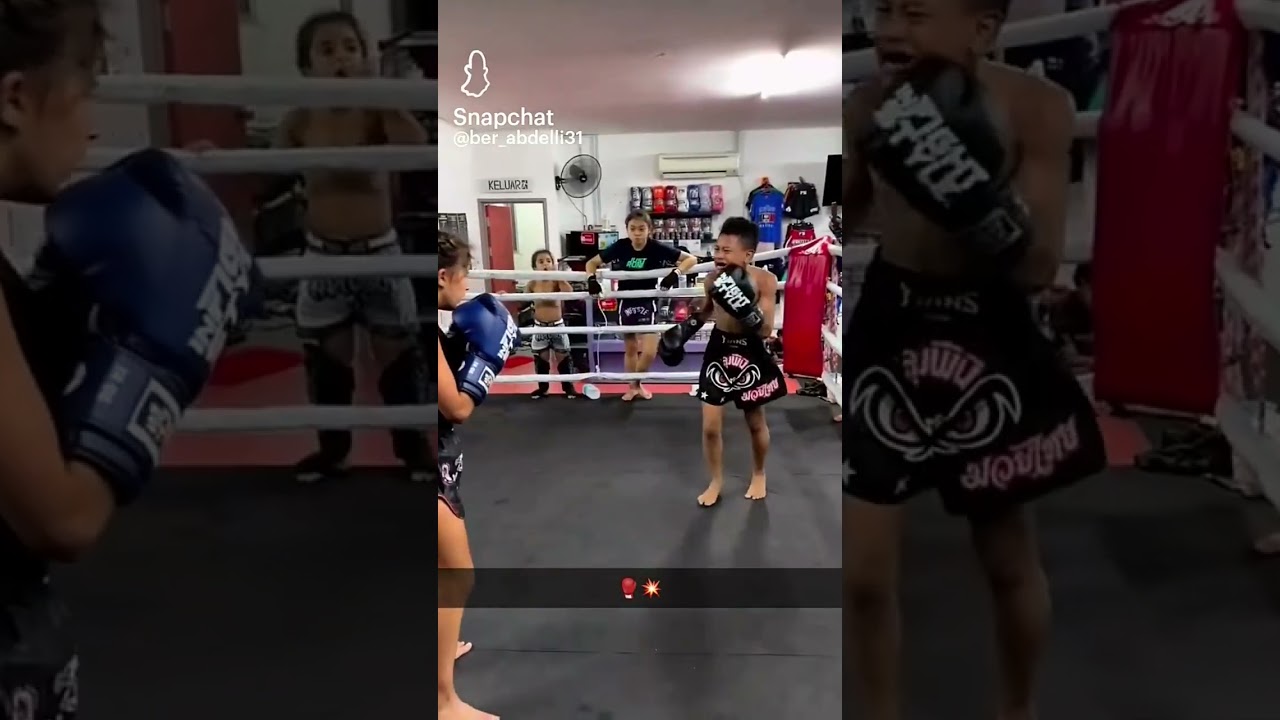 a-boxer-girl-beats-a-boy-hahaha-#shorts-#boxing-#power-#shortvideo-#comical-#girl-girl-boxing