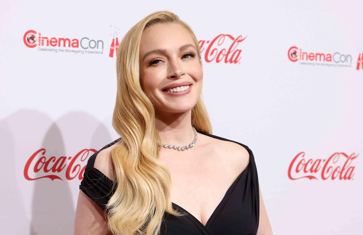 lindsay-lohan-displays-off-her-summer-season-glow-in-new-makeup-free-describe