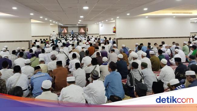 Indonesian pilgrims solemnly Friday Salat congregation in the hotel before the highlight of Hajj