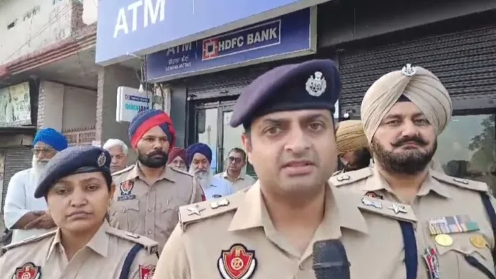 Punjab News: On the strength of the gun, masked crimes hdfc bank robbed 40 lakhs; Customers’ cell phones have also taken – masked crimes targeted HDFC Bank Gunpoint has been looted 40 Lakhs Alaso has taken away customers