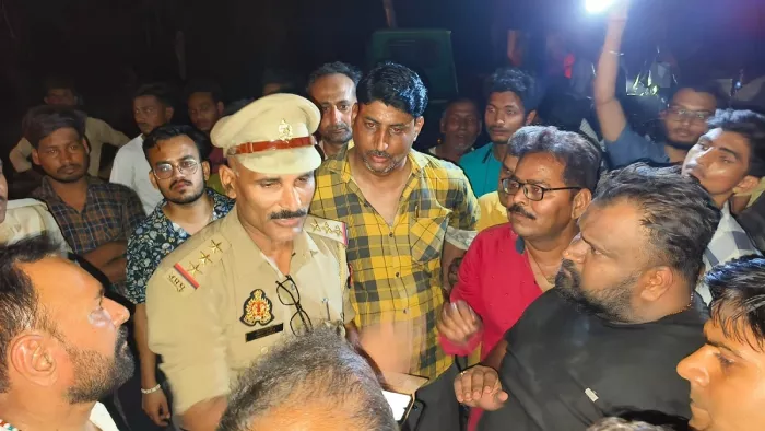 KANPUR NEWS: Evil people who are angry with lack of electricity, Kalpi Road Jam, channel officials have become angry not to get up -Kanpur News Power Bushing Protest residents block calpi -road over Kesco action