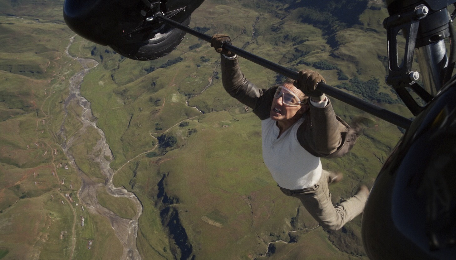 tom-cruise-goes-for-broke-in-‘mission:-no-longer-doable-–-the-final-reckoning’