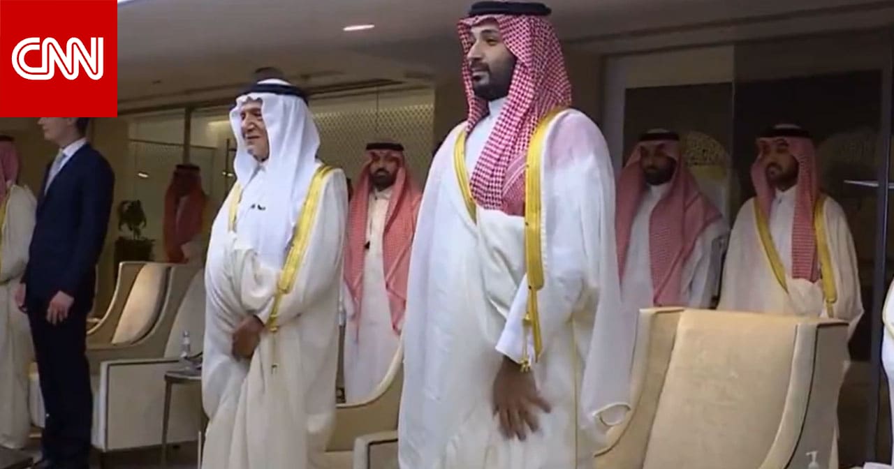 #السعودية.. شخص قرب محمد بن سلمان يرتدي بدلة رسمية يثير تكهنات خلال نهائي كأس الملك