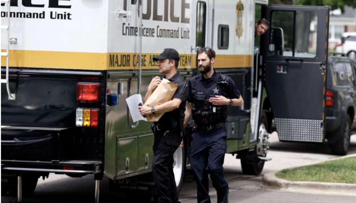 streamwood-police-hunt-for-suspect-wanted-in-connection-with-stabbing-deaths