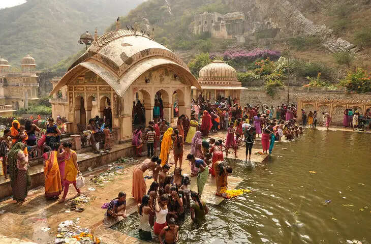 Continuous pool of Galtaji Temple! Where a dive is healed by chronic illnesses know the wonderful power of it in the video