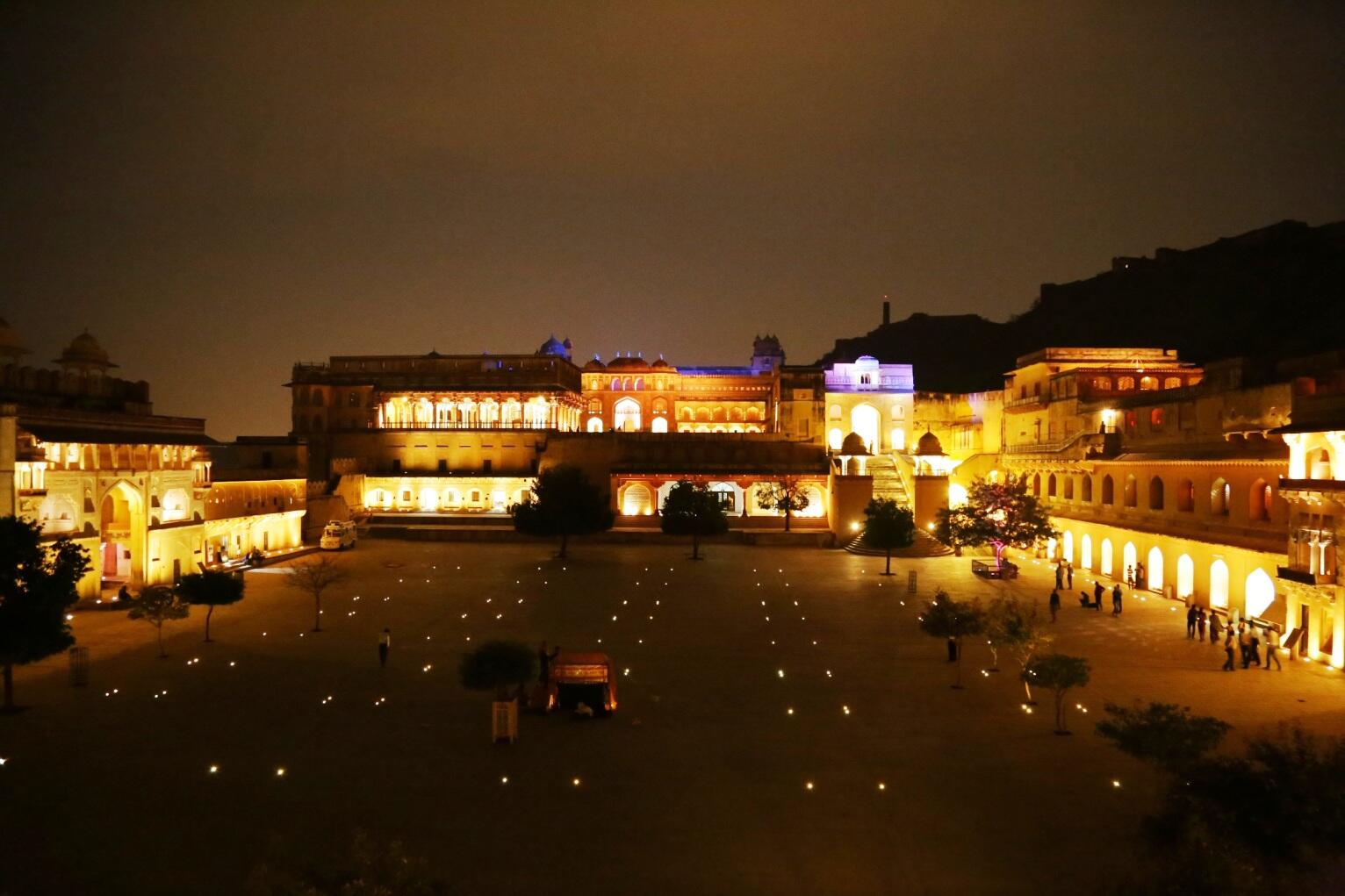 In the Amer Fort of Jaipur, it starts to echo as soon as night, the trembling voices, which the guides said in the video, will give the soul life