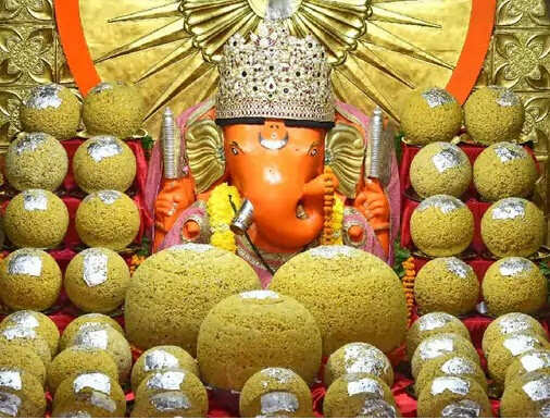 The only Ganesh temple in India is in Rajasthan where Ganesh Ji with the right, why is the first invitation here in the video?