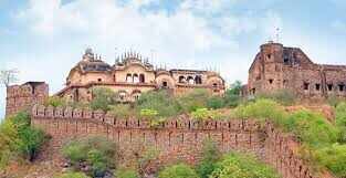 You also have to wander in this fort of Alwar this weekend