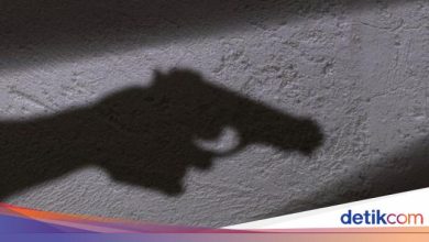 Police catch ball supporters who submit toy pistols while convoys in Cikarang