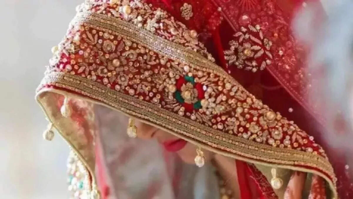 An embarrassing action in Rajasthan: drunken policemen wore immorally with the bride, angry villagers beat fiercely