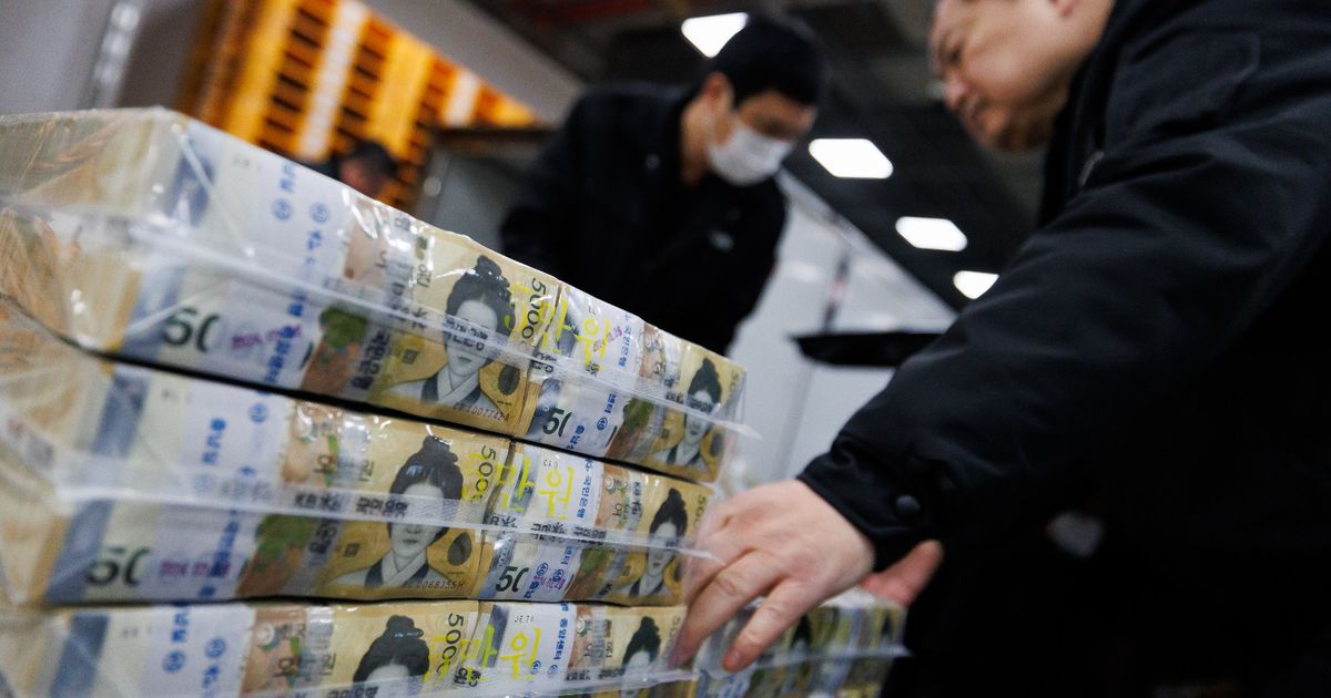 Asia attracts investors looking for emerging currencies