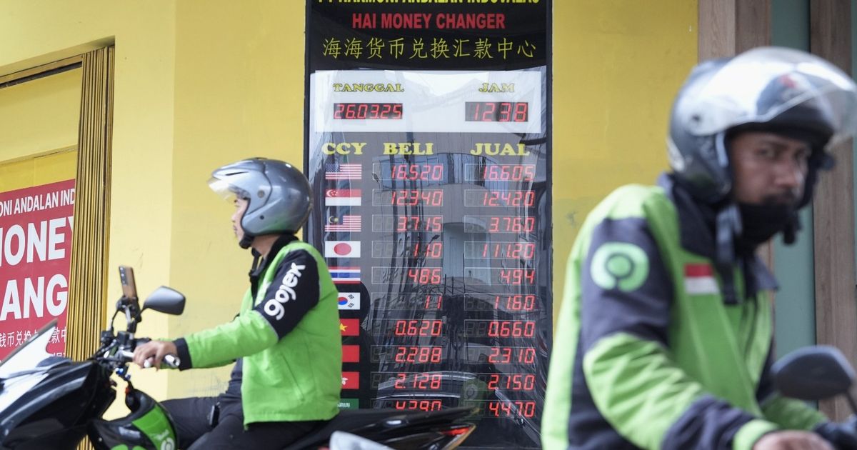 US stock contracts are declining in Asia and the dollar is rising
